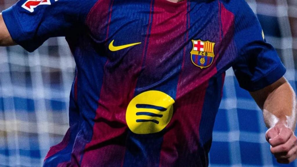Primer plano de la camiseta del Barça con el patrocinio de Spotify
