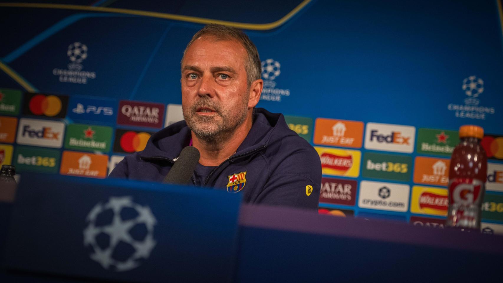 Hansi Flick atiende a los medios antes del Newcastle-Barça