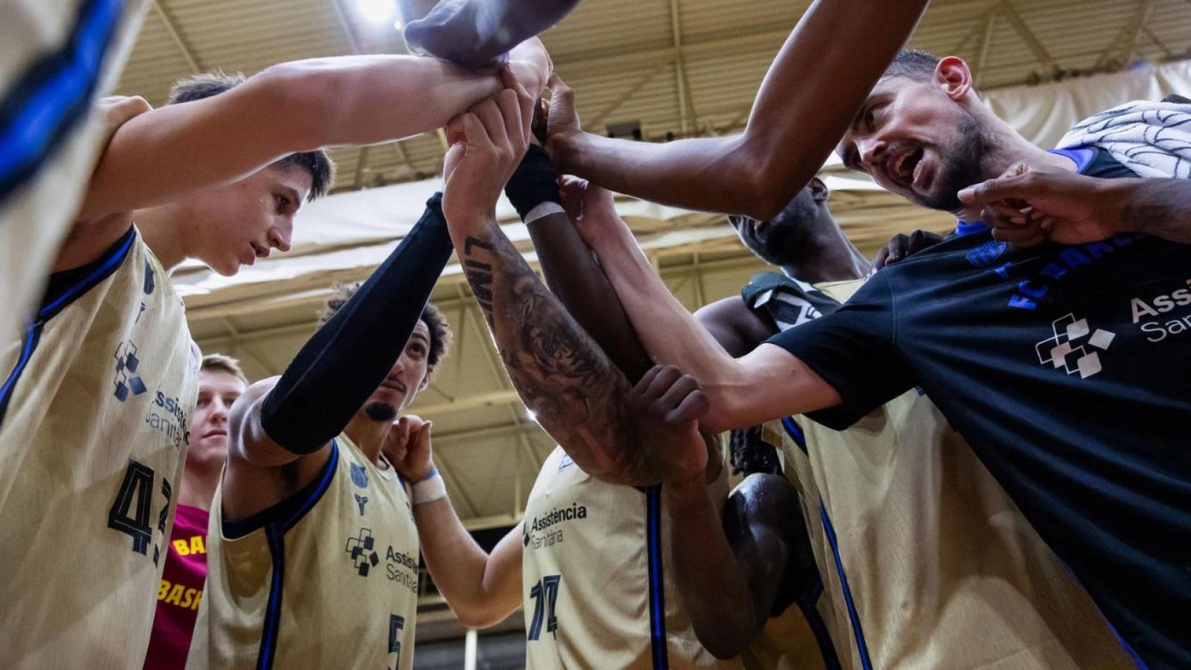 Los jugadores del Barça de basket hacen piña en el partido de pretemporada contra el Bàsquet Girona