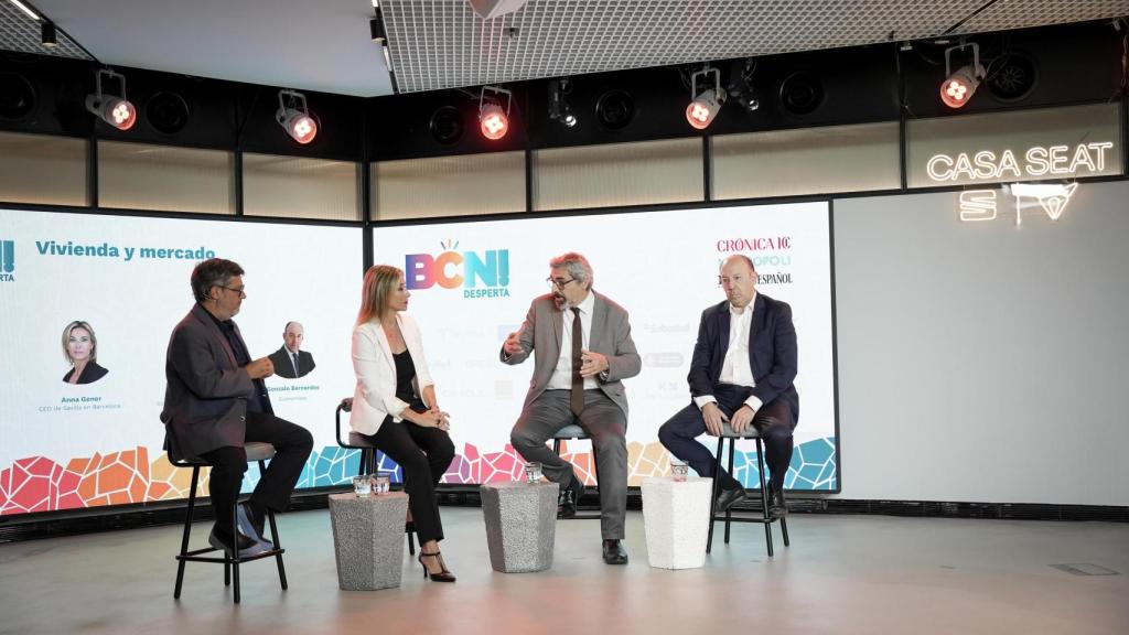 La CEO de Savills en Barcelona, Anna Gener; el comisionado de vivienda en el Ayuntamiento de Barcelona, Joan Ramon Riera; y el economista Gonzalo Bernardos en las jornadas del Barcelona Desperta.