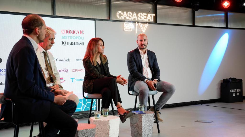 El arquitecto y concejal de Sant Adrià de Besòs, José Gras; el jurista Joan Trayter: y la alcaldesa de la Garriga, Meritxell Budó, en las jornadas del Barcelona Desperta