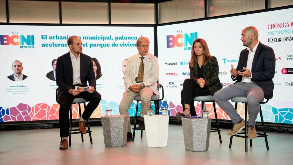 El arquitecto y concejal de Sant Adrià de Besòs, José Gras; el jurista Joan Trayter: y la alcaldesa de la Garriga, Meritxell Budó, en las jornadas del Barcelona Desperta