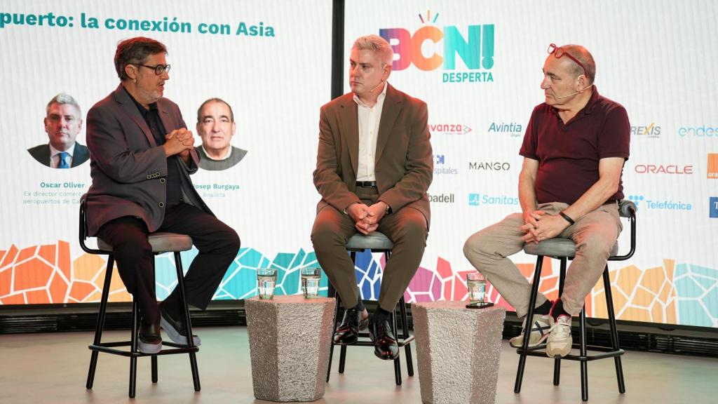 El ex director de aeropuertos de Catalunya, Òscar Oliver; y el decano de comunicación de la UVIC y analista, Josep Burgaya, en las jornadas del Barcelona Desperta