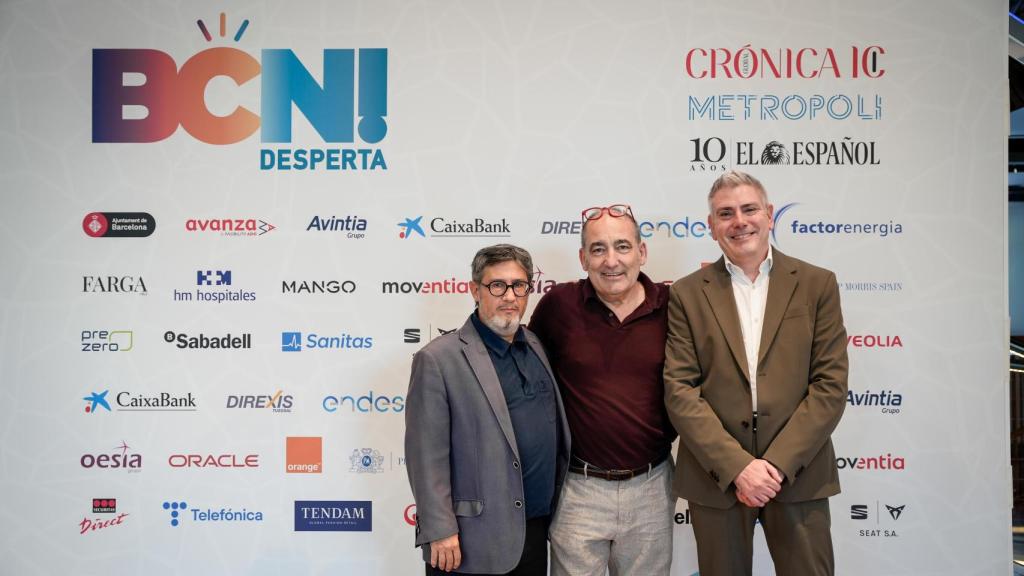 El ex director de aeropuertos de Catalunya, Òscar Oliver; el decano de comunicación de la UVIC y analista, Josep Burgaya; y el director de Metrópoli Abierta, Manel Manchón, en las jornadas del Barcelona Desperta