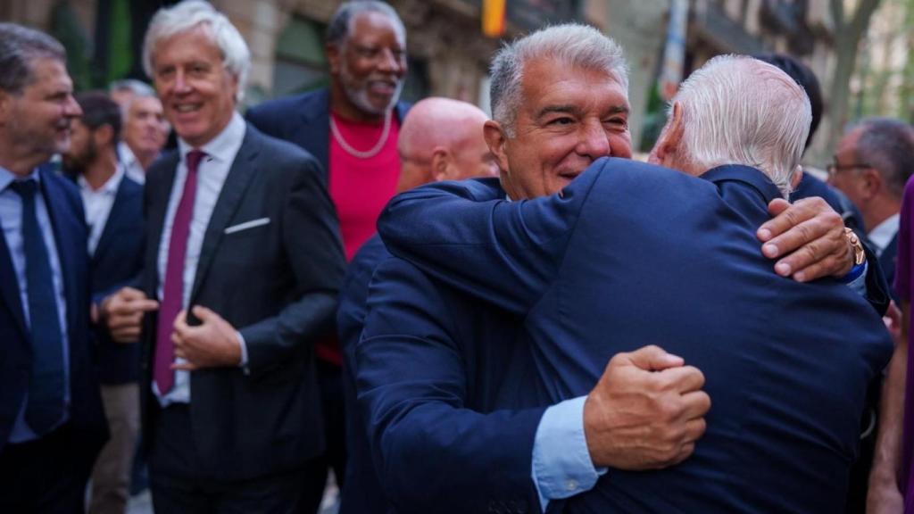 El efusivo saludo de Joan Laporta durante la ofrenda floral del Barça por la Diada Nacional de Catalunya