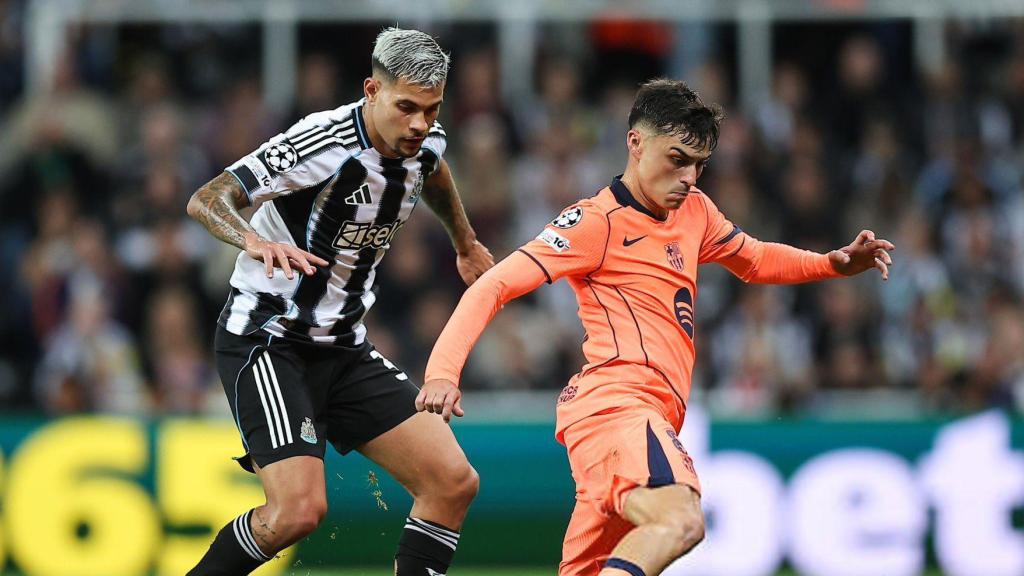 Bruno Guimaraes persigue a Pedri en el Newcastle-Barça de Champions League
