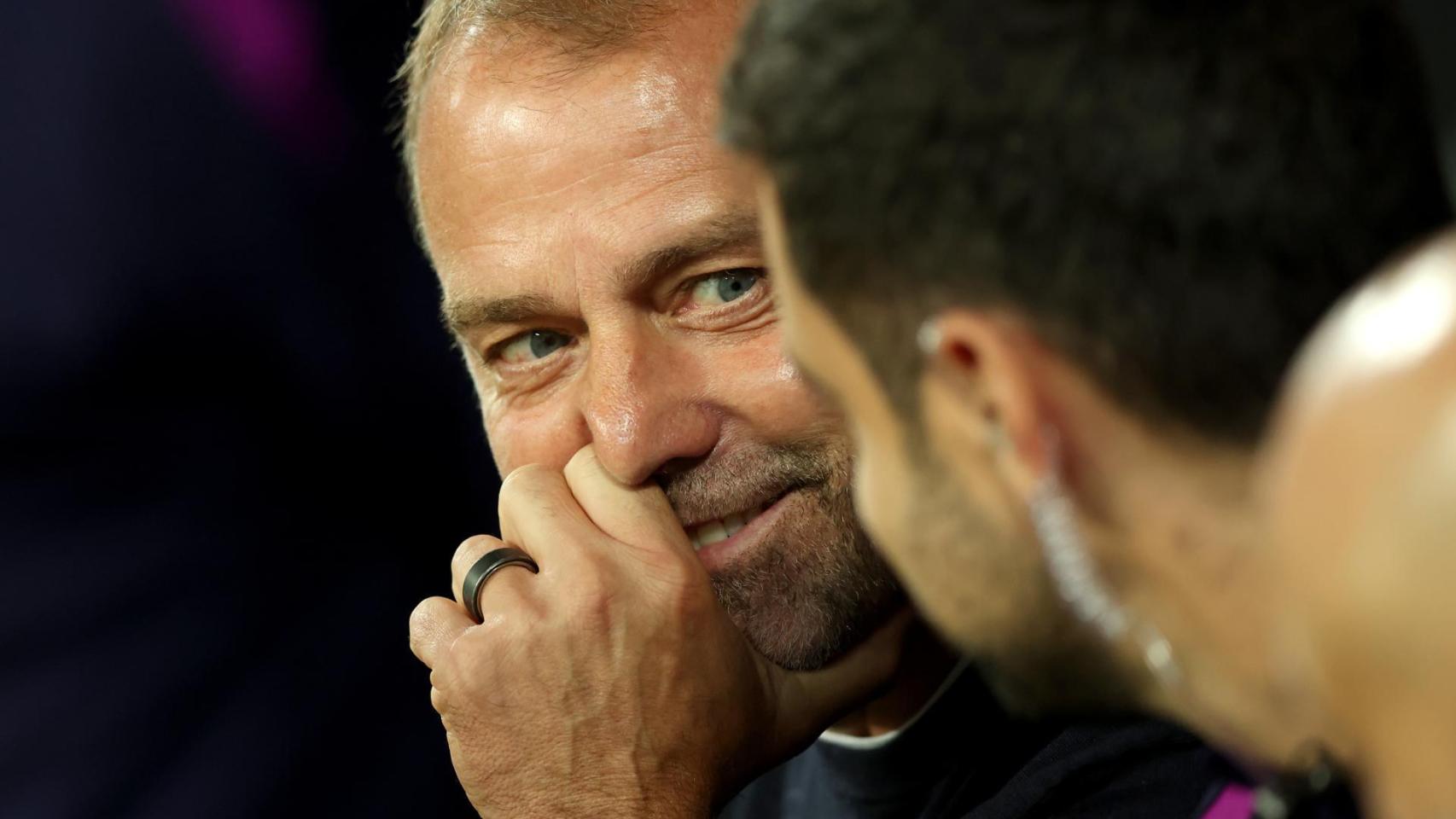 Hansi Flick sonríe en el banquillo durante el Newcastle-Barça