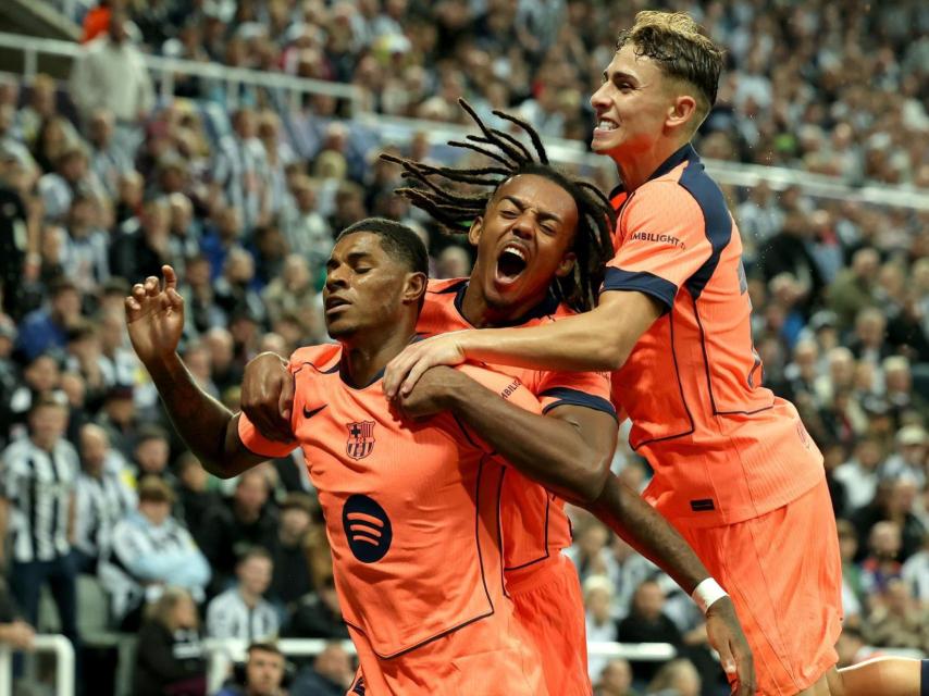 Los futbolistas del Barça celebran un gol de Rashford