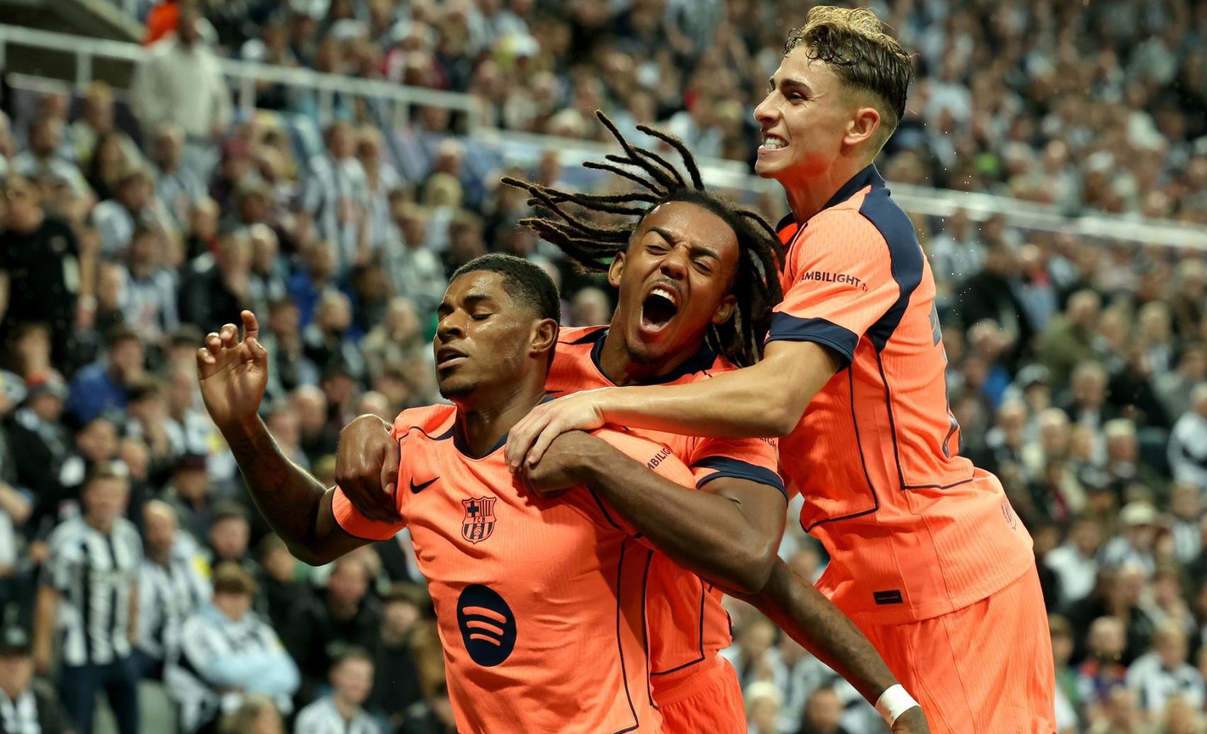 Los futbolistas del Barça celebran un gol de Rashford