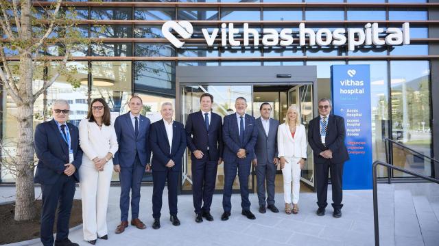 Paco Ramos, secretario de Trabajo; Anna Guiró, directora del Hospital Vithas Barcelona; José Crespín, subdelegado del Gobierno de España; Eduard Sanz, alcalde de Esplugues de Llobregat; Jorge Gallardo, presidente de Vithas; Miquel Sàmper, consejero de Empresa y Trabajo; Dr. Pedro Rico, director general de Vithas; Pilar Díaz, delegada de la Generalitat en Barcelona, y Francesc Castellana, director del Servei d'Ocupació de Catalunya