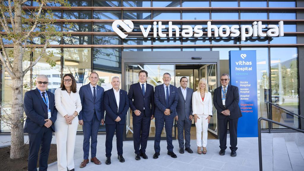 Paco Ramos, secretari de Treball; Anna Guiró, directora Vithas Barcelona; José Crespín, subdelegat del Govern d'Espanya; Eduard Sanz, alcalde d'Esplugues; Jorge Gallardo, president de Vithas; Miquel Sàmper, conseller d'Empresa i Treball; Dr. Pedro Rico, director general de Vithas; Pilar Díaz, delegada de la Generalitat; i Francesc Castellana, director del Servei d’Ocupació