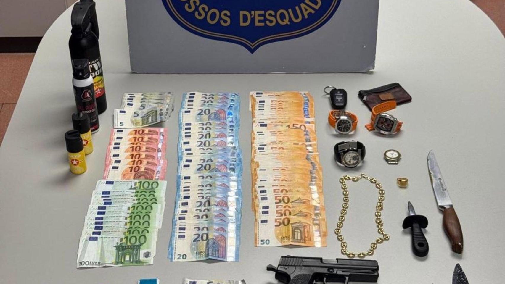 Tres detenidos por traficar con droga en una peluquería del Raval