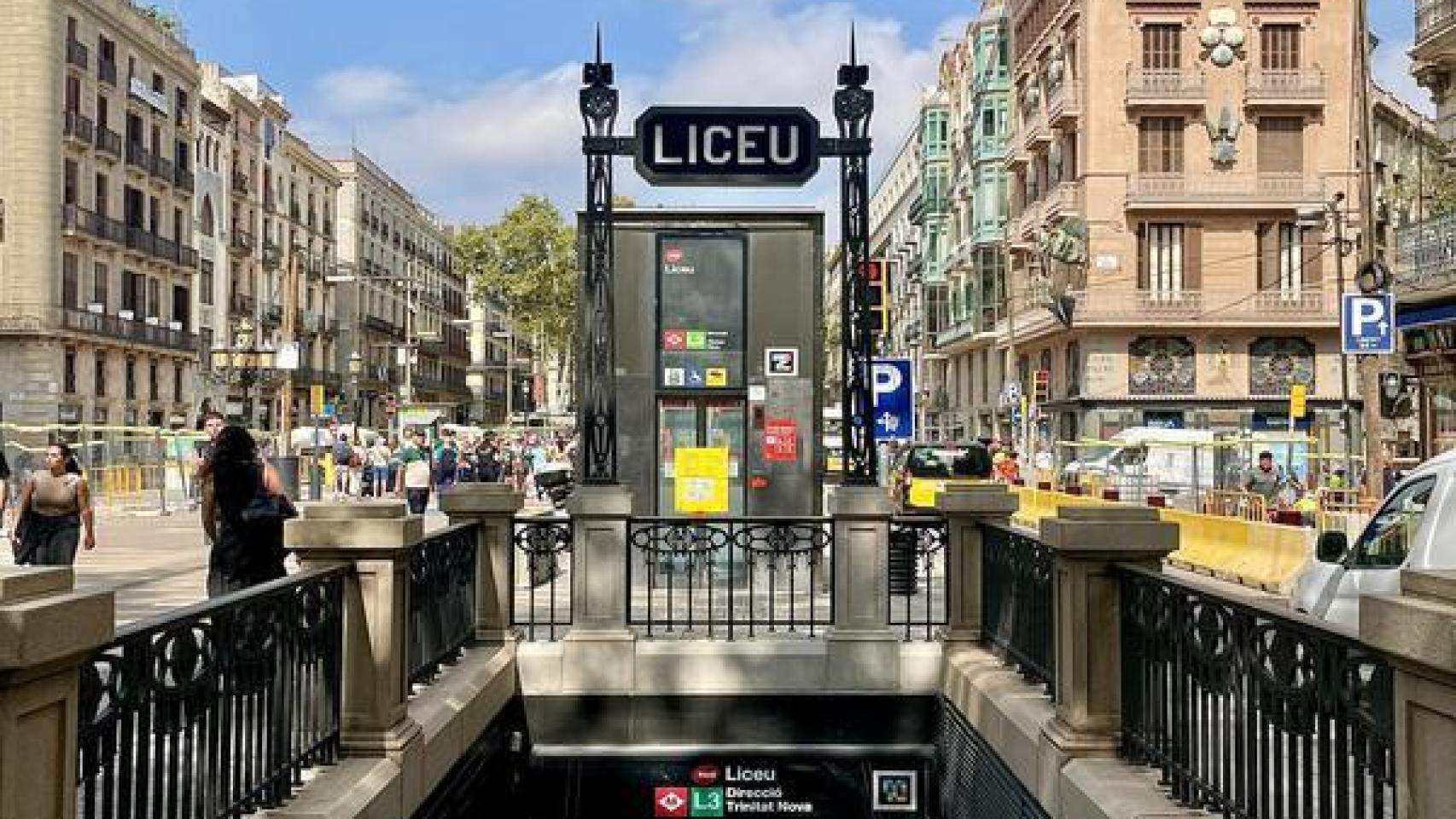 Los pináculos originales del Metro de Liceu vuelven a brillar en La Rambla