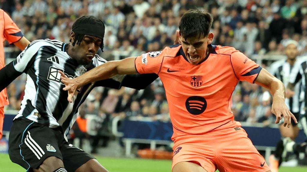 Gerard Martín tapa un disparo de Elanga en el Newcastle-Barça