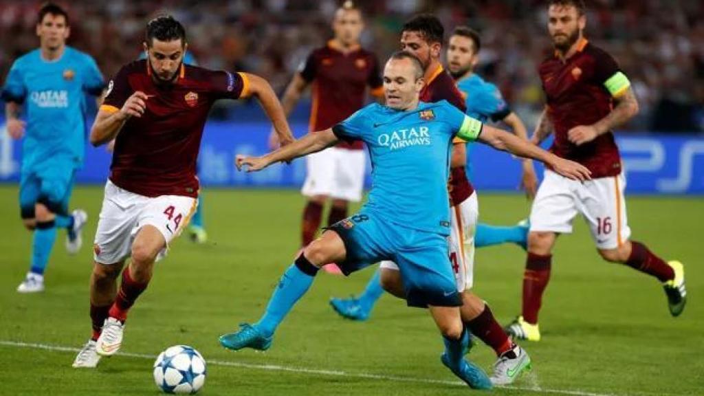 Andrés Iniesta lucha por la posesión del balón contra Kostas Manolas de la AS Roma en la Champions League 2015-16