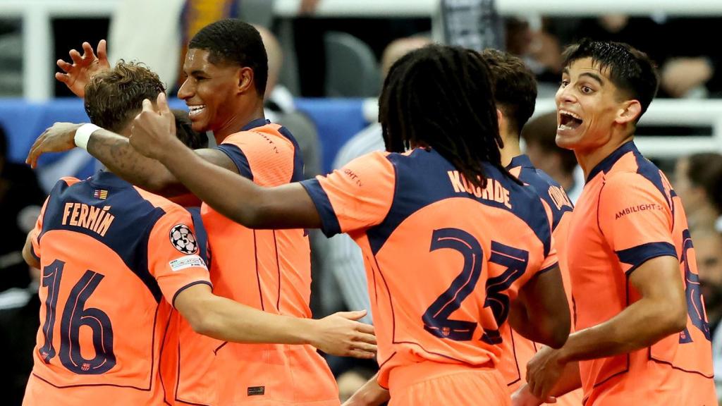 Los jugadores del Barça celebran un gol de Rashford en Newcastle