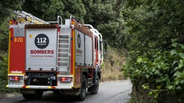 Una imagen de archivo de un equipo de los Bombers de Vallvidrera en el Parc Natural de Collserola