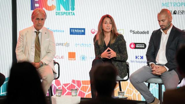 El arquitecto y concejal de Sant Adrià de Besòs, José Gras; el jurista Joan Trayter: y la alcaldesa de la Garriga, Meritxell Budó, en las jornadas del Barcelona Desperta