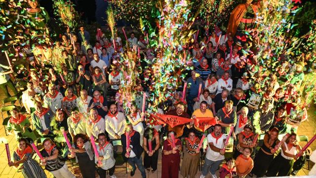 Celebración entre entidades durante la Fiesta Mayor de Esplugues 2025