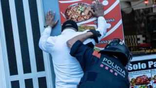 Un agente de los mossos cacheando a un identificado durante el 'Pla Kanpai' en Badalona