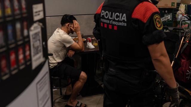 Un agente de los Mossos con un identificado durante el ‘Pla Kanpai’ en Badalona