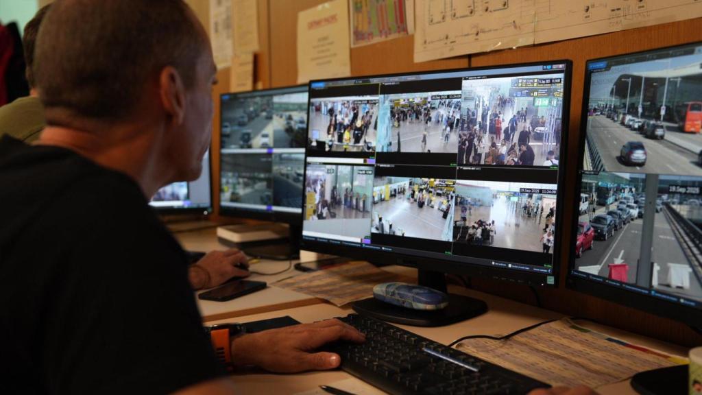 Agent dels Mossos revisant els centenars de càmeres de seguretat instal·lades a l'aeroport d'El Prat