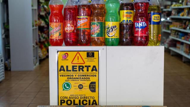 carteles de comerciantes y vecinos del barrio de Pubilla Casas en L'Hospitalet