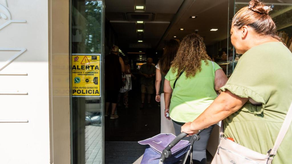 carteles de comerciantes y vecinos del barrio de Pubilla Casas en L'Hospitalet