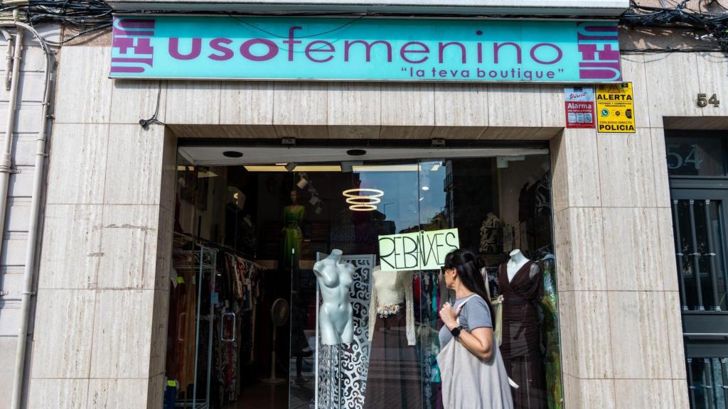 carteles de comerciantes y vecinos del barrio de Pubilla Casas en L'Hospitalet