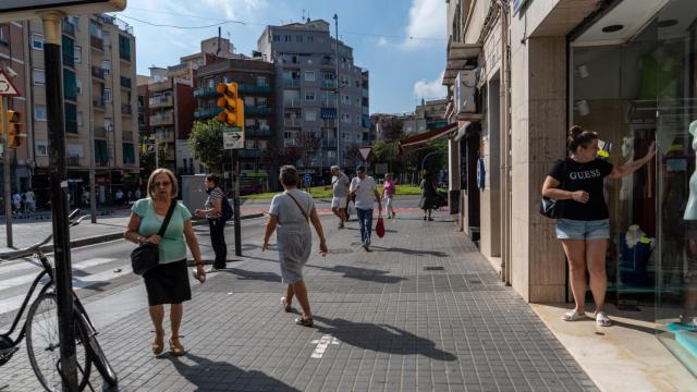 Carteles de comerciantes y vecinos del barrio de Pubilla Casas en L'Hospitalet