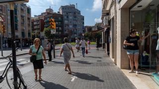 carteles de comerciantes y vecinos del barrio de Pubilla Casas en L'Hospitalet