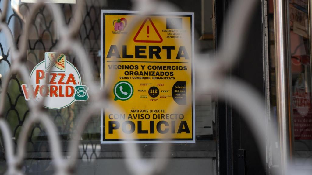 carteles de comerciantes y vecinos del barrio de Pubilla Casas en L'Hospitalet