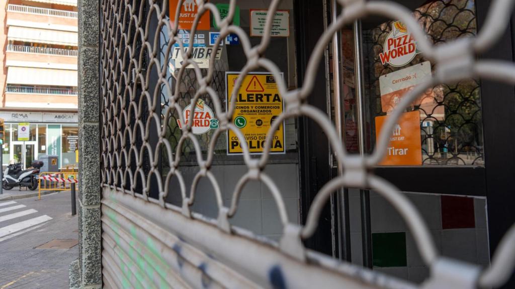 carteles de comerciantes y vecinos del barrio de Pubilla Casas en L'Hospitalet