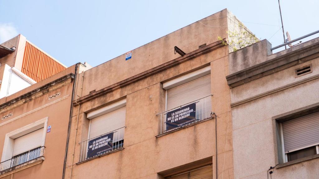 carteles de comerciantes y vecinos del barrio de Pubilla Casas en L'Hospitalet