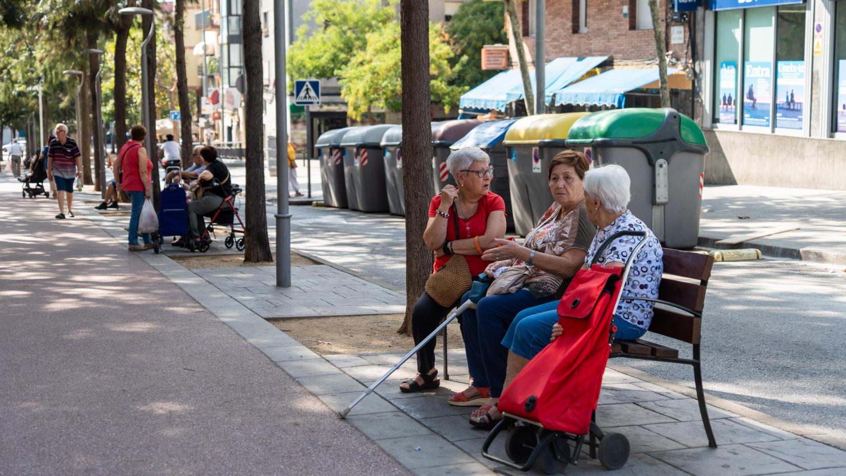 Imagen de archivo de gente mayor sentada en un banco