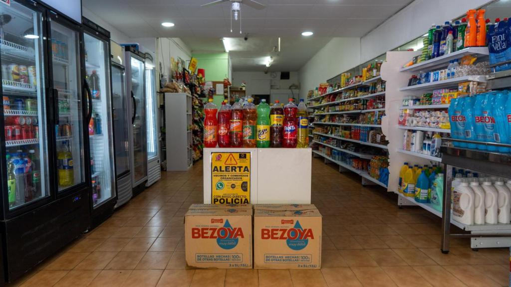 carteles de comerciantes y vecinos del barrio de Pubilla Casas en L'Hospitalet