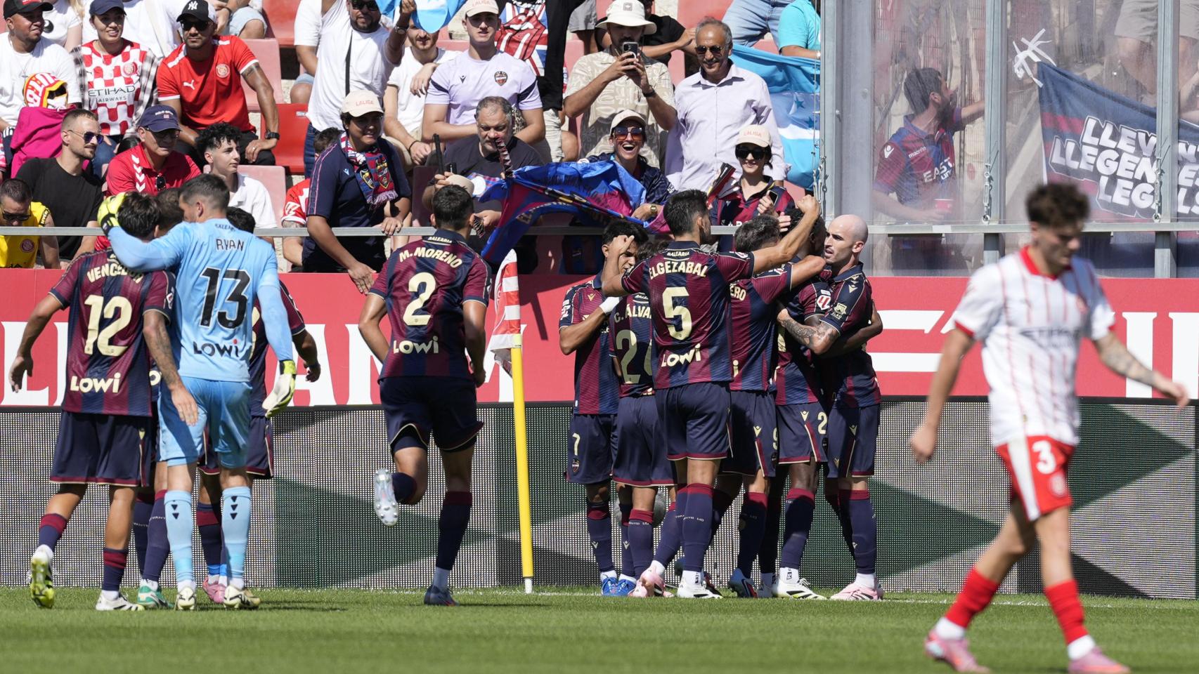 Los jugadores del Levante UD festejan un gol en la victoria contra el Girona FC