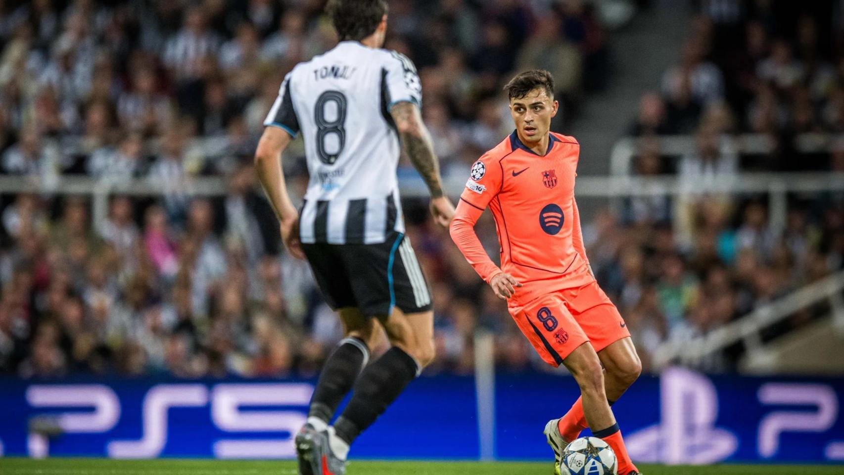 Pedri controla el balón durante el Newcastle-Barça