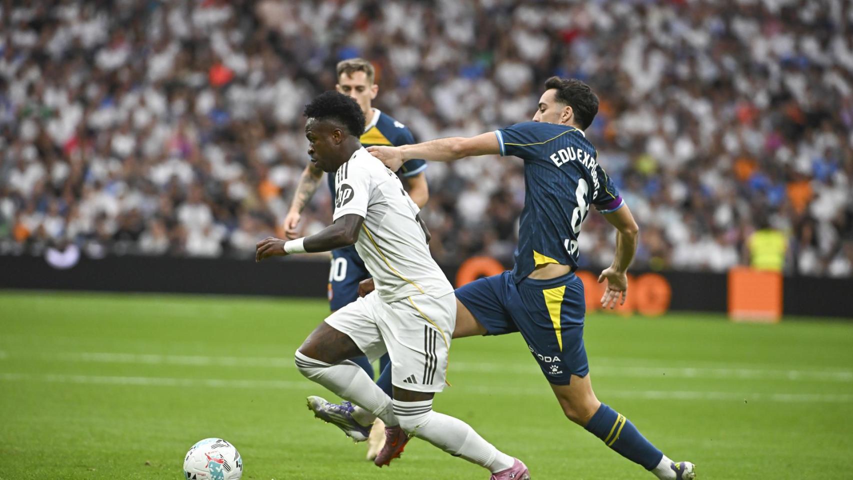 Vinicius supera a Edu Expósito