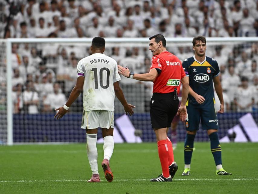 Mbappé conversa con Martínez Munuera