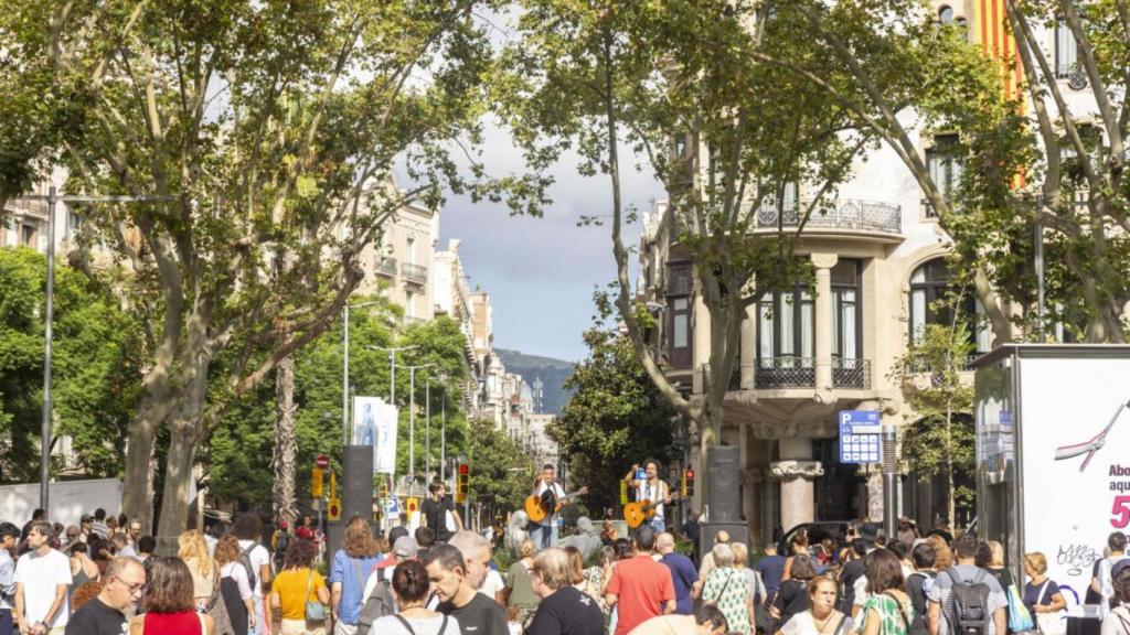 Gràcia celebra la reforma de los Jardinets con rumba catalana y chocolate para todos