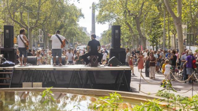 Gràcia celebra la reforma de los Jardinets con rumba catalana y chocolate para todos