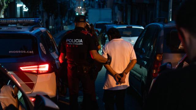 Agente de los Mossos d’Esquadra con un detenido en Barcelona