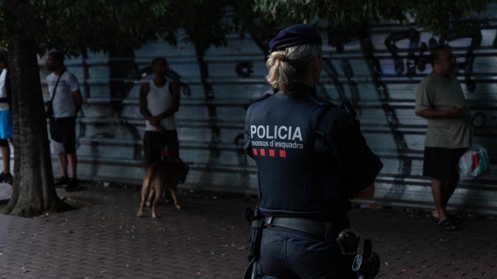 Una agente de mossos durante un Pla Kanpai en Badalona