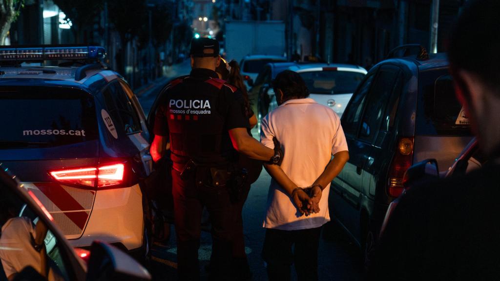 Agente de los Mossos d’Esquadra con un detenido en Barcelona