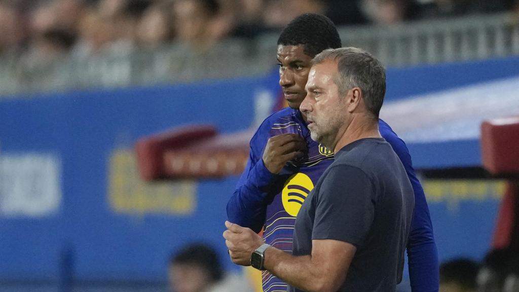 Marcus Rashford recibe instrucciones de Hansi Flick durante el Barça-Getafe