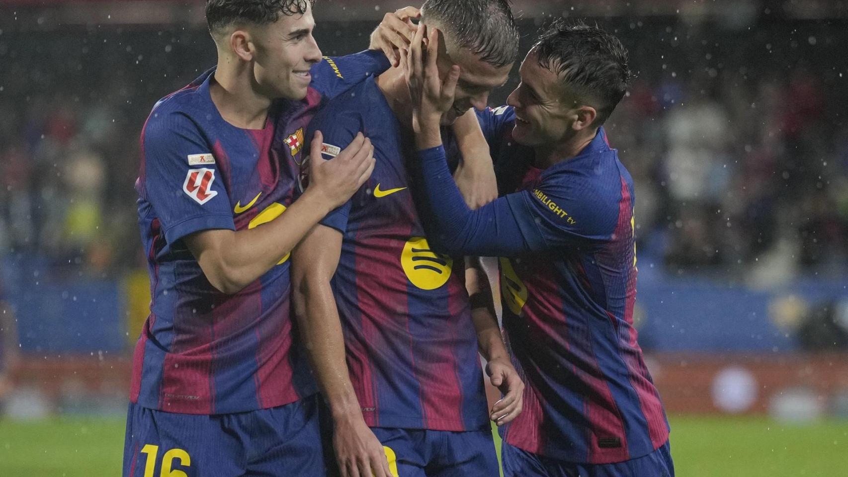 Los futbolistas del Barça celebran el gol de Dani Olmo al Getafe