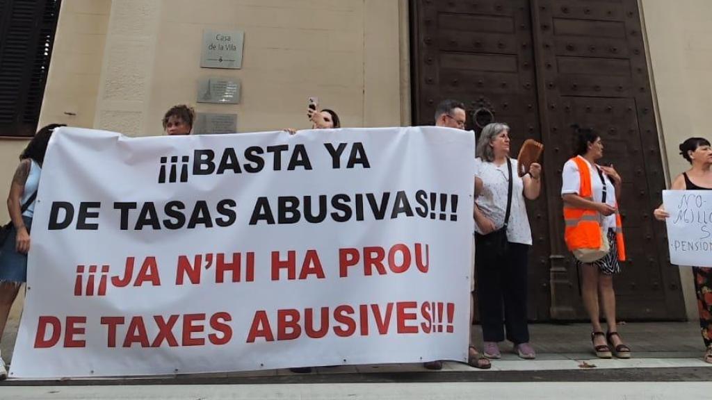 Manifestación en El Prat contra la nueva tasa de residuos