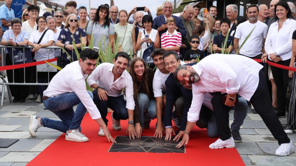 El alcalde de Castelldefels, Manu Reyes, Martina Jarque, Ramon Terrats, Mao Ye y 'Mágico' González posan con la placa en honor a Dani Jarque en el Paseo de las Estrellas