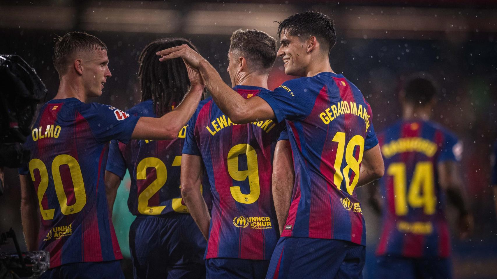 Gerard Martín felicita a Dani Olmo por su gol en el Barça-Getafe